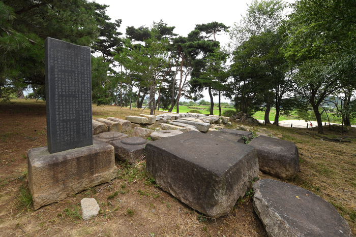 경주 나정 석조유물. 나정은 단순한 물줄기의 시작을 넘어 신화와 역사가 교차하는 경주의 출발점이다. 이곳에서 땅은 신화를 낳고 신화는 물길이 돼 도시를 키워냈다.