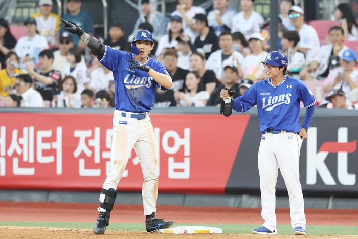 27일 오후 6시 수원 KT위즈파크에서 열린 '2025 신한 SOL 뱅크 KBO리그' 삼성 라이온즈와 KT 위즈 경기에서 구자욱이 안타 후 세레머니를 하고 있다. <삼성 라이온즈 제공>