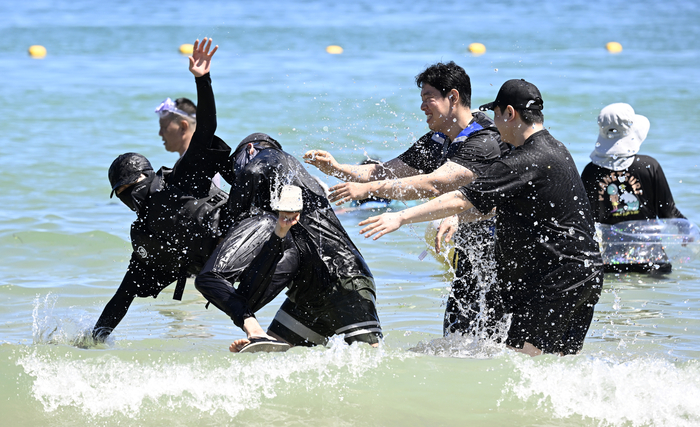 전국 대부분 지역에 폭염경보가 발효된 27일 오후 경북 포항 구룡포해수욕장을 찾은 피서객들이 물놀이를 하며 더위를 식히고 있다.
이윤호기자 yoonhohi@yeongnam.com