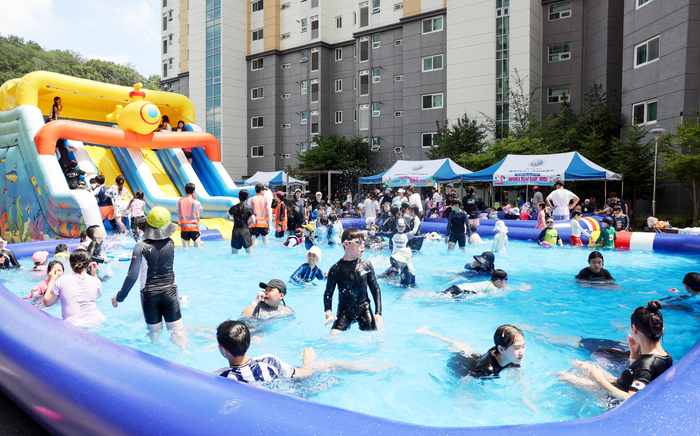 경북 칠곡군 왜관읍에 위치한 태왕 아너스 센텀 아파트에 설치된 워터 파크<칠곡군 제공>
