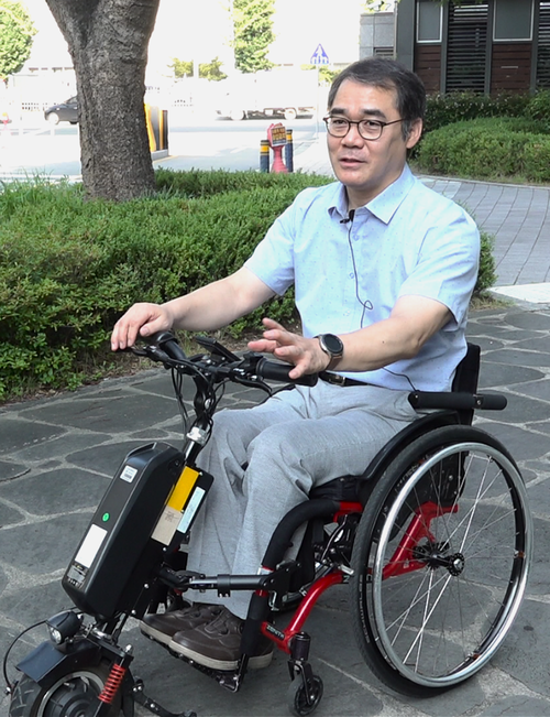 휠체어를 이용하는 송두용씨가 지난 23일 출근길에 나선 모습.  박지현기자 lozpjh@yeongnam.com