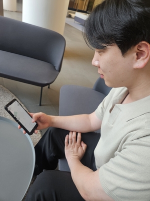 대구에 거주하는 은행원 이강훈씨가 자신의 휴대폰으로 자산 현황을 보고 있다. 최미애기자