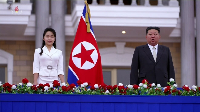 지난 6월 딸 주애와 원산갈마해안관광지구 준공식 참석한 김정은. <연합뉴스>