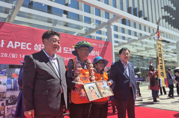 28일 오후 2시 '왼발 박사' 이범식씨가 영호남 400km 도보 종주에 성공했다. 사진은 주낙영 경주시장(오른쪽)과 이동협 경주시의회 의장이 이범식씨 부부(가운데)와 HICO 앞에 마련된 행사장에서 기념촬영을 하고 있는 모습. 장성재기자 blowpaper@yeongnam.com