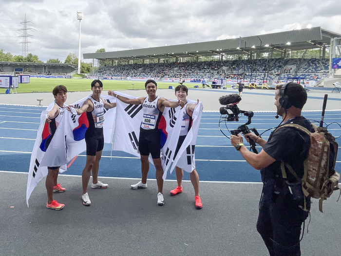 27일(한국시간) 독일 보훔 로르하이데 스타디움에서 열린 U대회 육상 남자 400m 계주 결선에서 우승한 한국 선수들이 기념 촬영을 하고 있다. 왼쪽부터 김정윤, 이재성, 나마디 조엘진, 서민준. <대한육상연맹 제공>