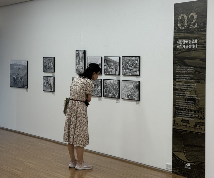 28일 오후 2시 30분쯤 대구 북구 어울아트센터에 마련된 '사통팔달로 通하다' 사진전에서 한 시민이 사진을 바라보고 있다. 박영민기자.