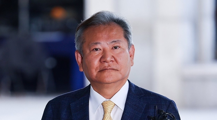 이상민 전 행정안전부 장관이 25일 내란특검 조사를 받기 위해 특검팀 사무실이 마련된 서울 서초구 서울고등검찰청으로 들어가고 있다.