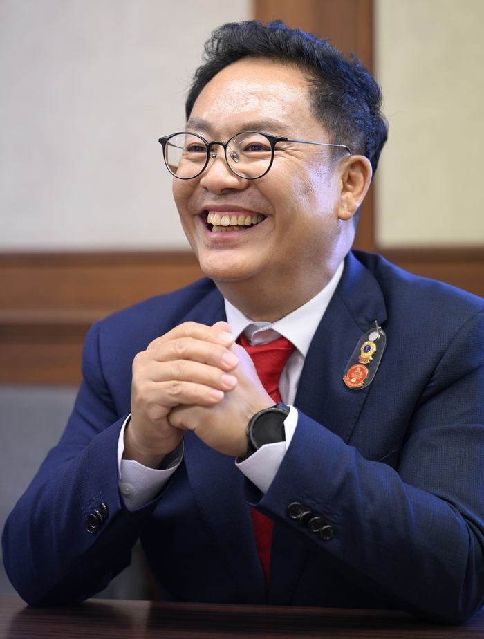 29일 오후 대구 동구 영남일보 회의실에서 김경웅 국제라이온스협회 356-A(대구)지구 총재가 본지와의 인터뷰에서 질문에 답하고 있다.이윤호기자 yoonhohi@yeongnam.com