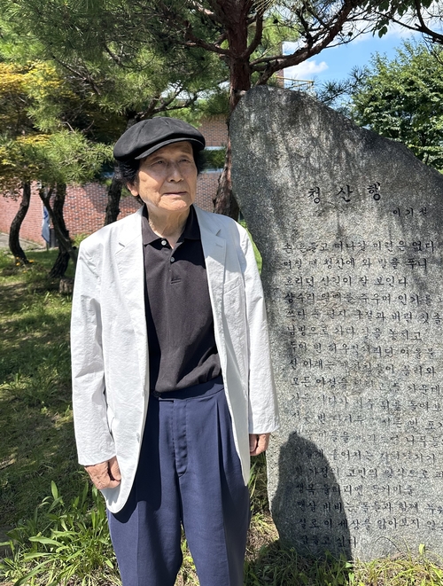 대표 시 청산행 시비 앞에서의 이기철 시인. 청산행은 젊은 시절의 삶이 고스란히 녹아 있는 작품이라고 설명했다. 조현희기자