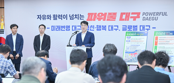 29일 오후 3시쯤 대구시 동인청사 브리핑룸에서 김정기 대구시장 권한대행 행정부시장이 대구제2국가산단 유치 과정에 대해 설명하고 있다. <대구시 제공>