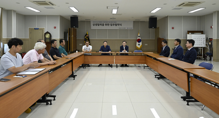 업무협약식 이후 간담회가 진행됐다. 이윤호기자 yoonhohi@yeongnam.com