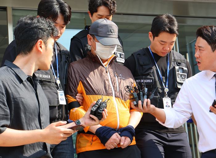 인천 송도에서 사제 총기로 아들을 살해한 60대 남성 A씨가 30일 인천 논현경찰서 유치장에서 검찰로 송치되고 있다. (연합뉴스)
