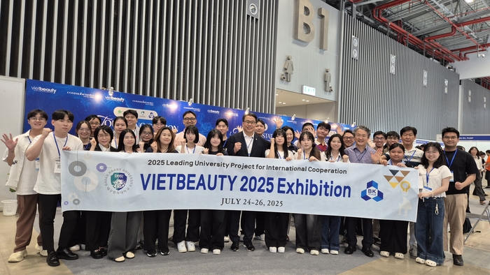 지난 24~26일 개최된 베트남 '2025 비엣 뷰티(VIET-BEAUTY)'에서 변창훈 대구한의대 총장과 양국 학생들이 함께 기념사진을 찍고 있다. <대구한의대 제공>
