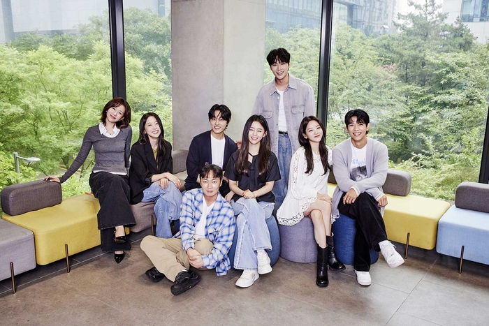 K콘텐츠 위상이 높아지면서 속편 제작과 해외로 판권을 판매하는 사례가 늘어나고 있다. 넷플릭스가 최근 공개한 '지금 우리 학교는' 시즌2 제작진들. <넷플릭스 제공>