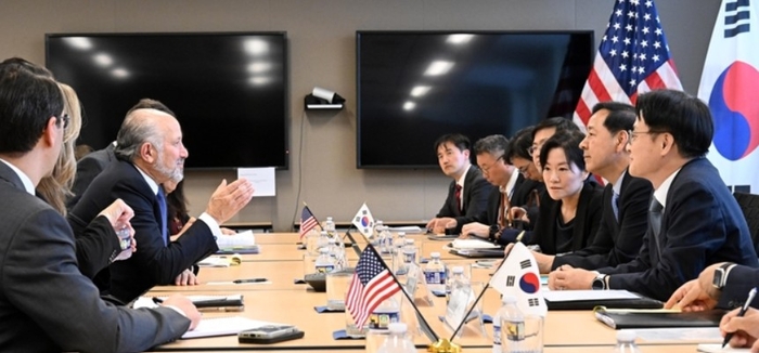 한-미 통상협의차 미국 워싱턴D.C.를 방문 중인 구윤철 부총리 겸 기획재정부 장관과 김정관 산업통상자원부장관, 여한구 통상교섭본부장이 29일(현지시간) 미 상무부에서 하워드 러트닉 상무장관과 통상협의를 하고 있다. 기획재정부 제공