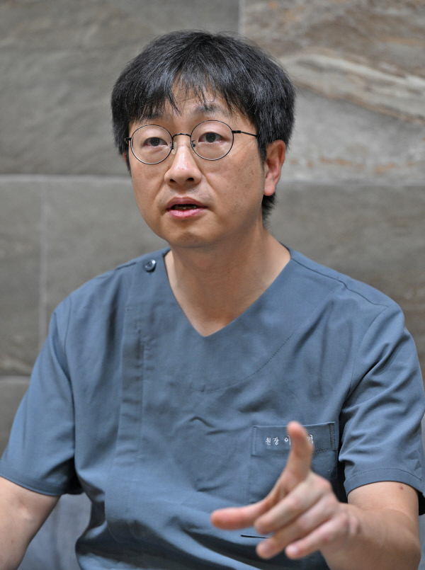이원혁 국립치의학연구원 대구유치위원장이 연구원 유치의 필요성과 대구의 산업적 강점을 설명하고 있다.<영남일보 DB>