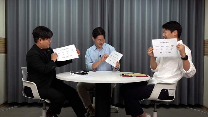 지난 30일 영남일보 스튜디오에서 열린 '말로하자' 촬영에서 패널들이 각자가 생각한 '대구 활력지수'를 매긴 뒤, 이를 들어서 보이고 있다. 사진 왼쪽부터 오영준 대구 북구의원, 남기환 아나운서, 김경민 수성구의원. 이형일기자 hilee@yeongnam.com
