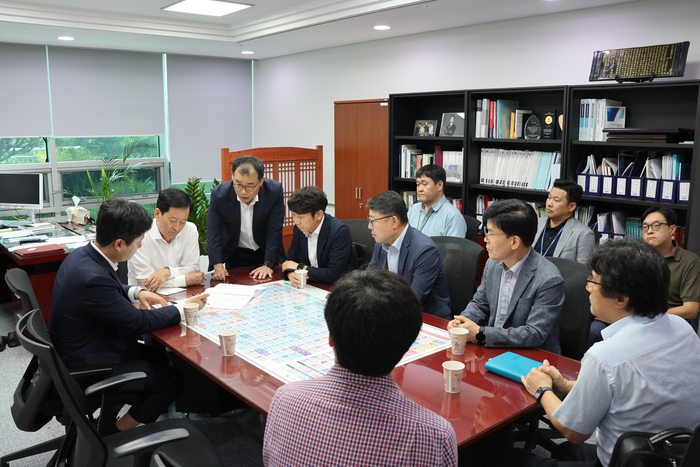 31일 국회 의원회관 최은석 의원 사무실에서 대구시 관계자와 국민의힘 우재준 의원 및 최 의원 보좌진들이 대구 4호선에 대해 논의하고 있다. 최 의원실 제공
