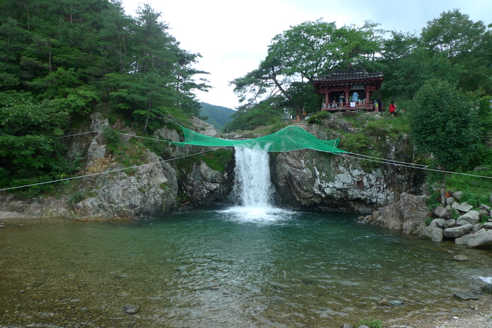 상오리 장각폭포. 높이 6m로 그리 높지는 않지만 물줄기는 시원스럽게 거세다. 그 아래 소는 우물처럼 위험하나 소의 둘레는 둥근 자갈이 훤히 보일 정도로 얕고 투명하다.