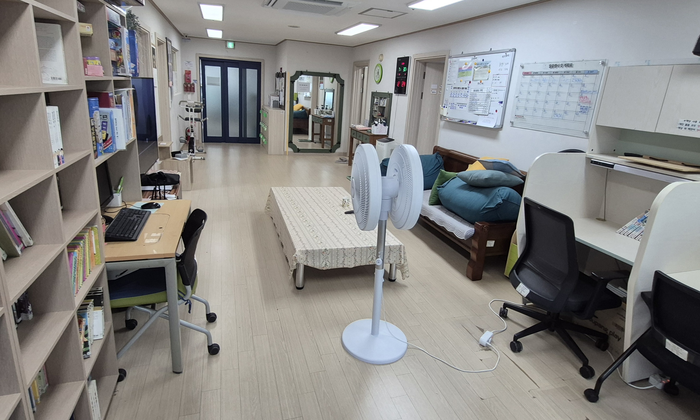 대구 중구에 위치한 대구시여자단기청소년쉼터의 거실 공간. 최대 15명의 여성 청소년이 머무를 수 있는 이곳에는 현재 10명이 거주 중이다. 조윤화 기자