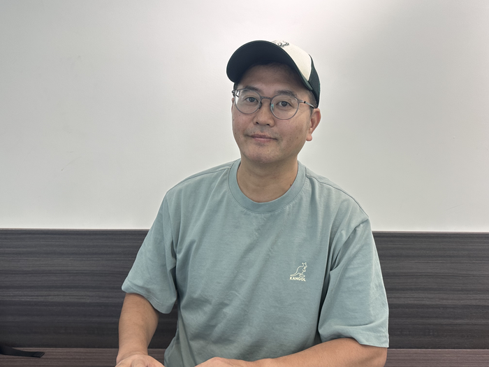 두 번째 동시집 '사과의 몸속에는 사각형이 살고 있어'를 펴낸 권기덕 아동문학가.