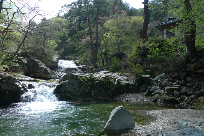 성주 홍개동 만귀정 폭포. 계곡의 벼랑위에 한 칸 자그마한 집이 있다. 현판에 '만산일폭루'라 적혀 있는데, 일만 산의 물이 하나의 폭포로 내려온다는 뜻이다.