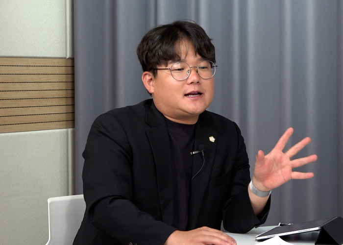 지난 30일 영남일보 스튜디오에서 열린 '말로하자' 촬영에서 오영준 대구 북구의원이 발언하고 있다. 이형일기자 hilee@yeongnam.com