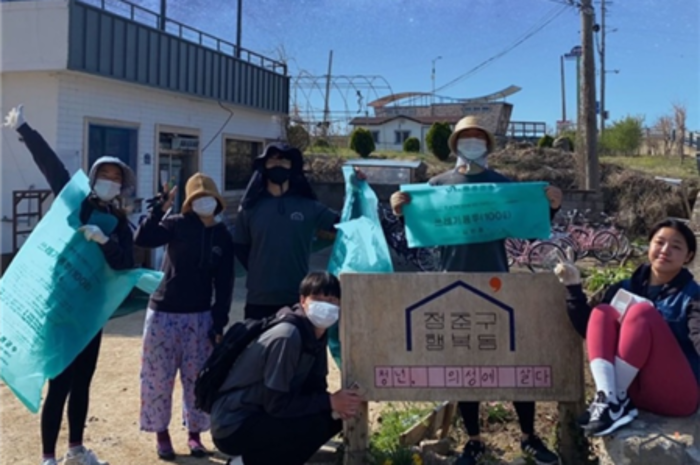 의성 안계면 청춘군 행복동 앞에서 청년들이 기념 촬영을 하고 있다. <의성군 제공>