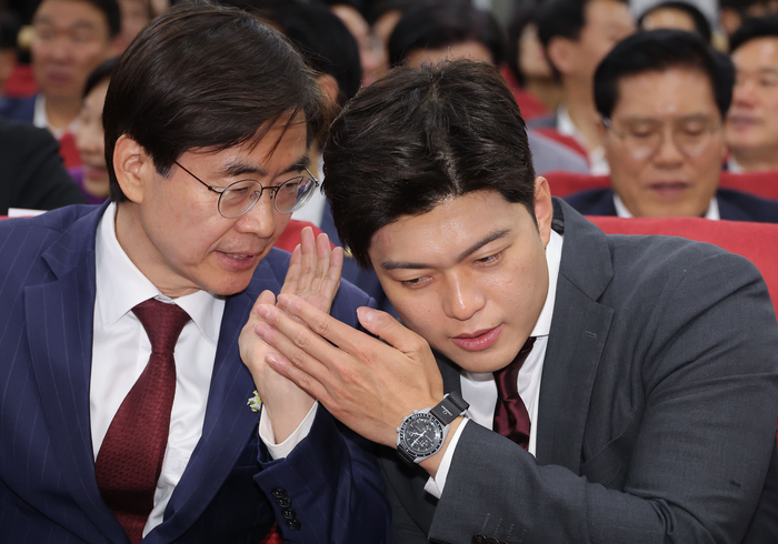 국민의힘 김용태 전 비상대책위원장과 조경태 의원이 지난달 서울 여의도 국회에서 열린 한 토론회에 참석해 대화를 나누고 있다. 연합뉴스