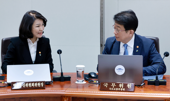 이진숙 방송통신위원장(왼쪽)이 24일 서울 용산 대통령실 청사에서 열린 국무회의에 참석해 박상우 국토교통부 장관과 대화하고 있다. 연합뉴스