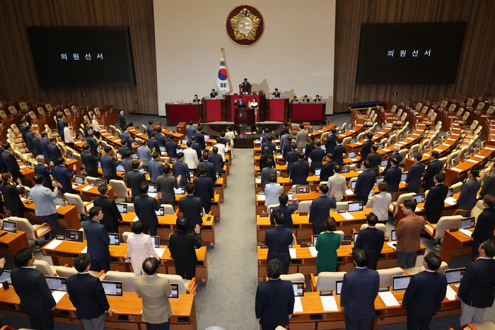 위성락 국가안보실장과 강유정 대통령실 대변인의 국회의원직을 각각 승계한 손솔·최혁진 의원이 27일 국회 본회의에서 선서하고 있다. 연합뉴스