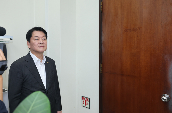 국민의힘 혁신위원장으로 내정된 안철수 의원이 2일 오후 송언석 비상대책위원장 겸 원내대표를 만나기 위해 국회 본청 원내 대표실로 향하고 있다. 연합뉴스