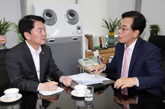 국민의힘 송언석 비상대책위원장 겸 원내대표(오른쪽)와 국민의힘 혁신위원장으로 내정된 안철수 의원이 2일 오후 국회 본청 원내 대표실에서 만나 대화하고 있다. 연합뉴스