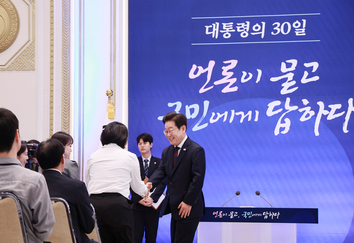 이재명 대통령이 3일 청와대 영빈관에서 열린 '대통령의 30일, 언론이 묻고 국민에게 답하다' 기자회견에 입장해 취재진과 인사하고 있다. 연합뉴스
