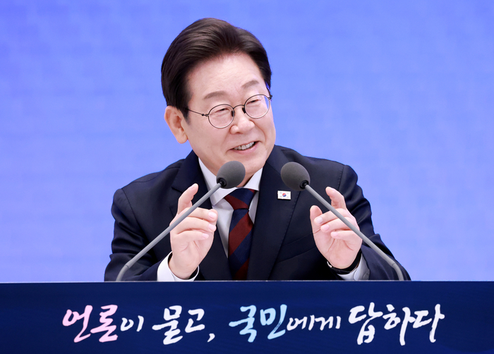 이재명 대통령이 3일 청와대 영빈관에서 '대통령의 30일, 언론이 묻고 국민에게 답하다' 기자회견을 하고 있다. 연합뉴수