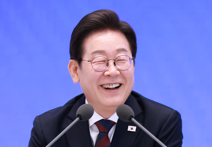 이재명 대통령이 3일 청와대 영빈관에서 열린 '대통령의 30일, 언론이 묻고 국민에게 답하다' 기자회견에서 취재진의 질문에 답하던 중 미소짓고 있다. 연합뉴스