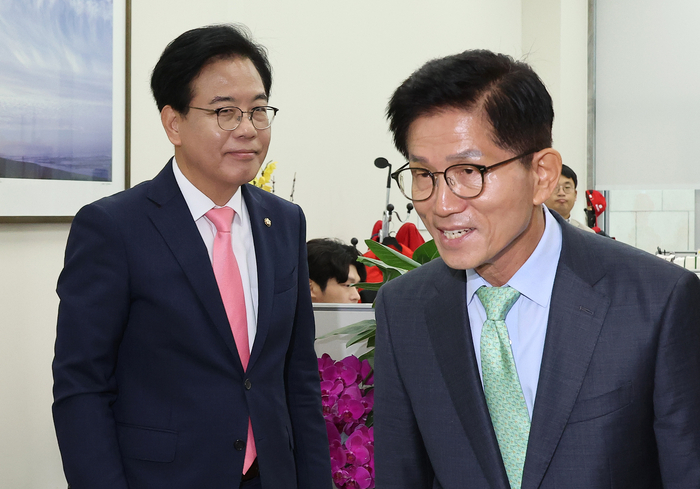 국민의힘 김문수 전 대선 후보(오른쪽)가 4일 국회를 방문, 송언석 비상대책위원장 겸 원내대표와 만난 뒤 나오고 있다. 연합뉴스