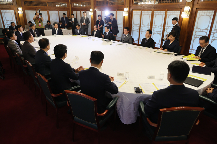 강훈식 대통령 비서실장 6일 서울 종로구 삼청동 총리공관에서 열린 고위당정협의회에서 발언하고 있다. 연합뉴스