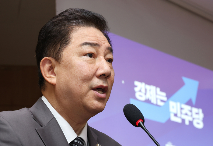 축사하는 김병기 당 대표 직무대행
    (서울=연합뉴스) 김주형 기자 = 더불어민주당 김병기 당 대표 직무대행 겸 원내대표가 8일 서울 여의도 국회 의원회관에서 열린 '새 정부 국정동력 붐업! 코리아 프리미엄 시대로!' 경제는 민주당 : 코스피 5000시대 실현을 위해 민주당이 할 일 : 부동산 편에 참석해 축사하고 있다. 2025.7.8
    kjhpress@yna.co.kr
(끝)


<저작권자(c) 연합뉴스, 무단 전재-재배포, AI 학습 및 활용 금지>