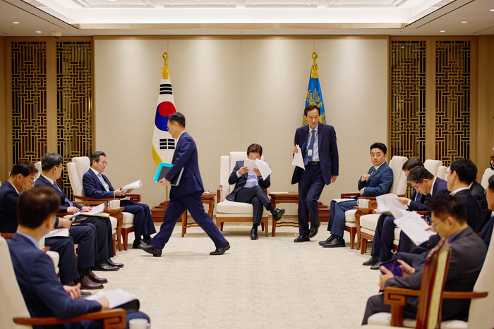 대통령실은 이재명 대통령이 7일 서울 용산 대통령실 청사에서 참모진과 오전 티타임을 갖는 모습을 8일 SNS에 공개했다. 연합뉴스