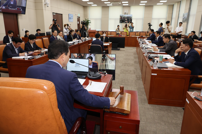 지난 8일 국회 국방위원회 전체회의에서 안규백 국방부 장관 후보자에 대한 인사청문회 실시계획서 채택의 건이 상정되고 있다. 연합뉴스
