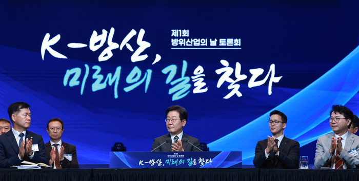 이재명 대통령이 8일 서울 그랜드 하얏트 호텔에서 열린 방위산업의 날 토론회에서 참석자 소개를 듣고 있다. 연합뉴스