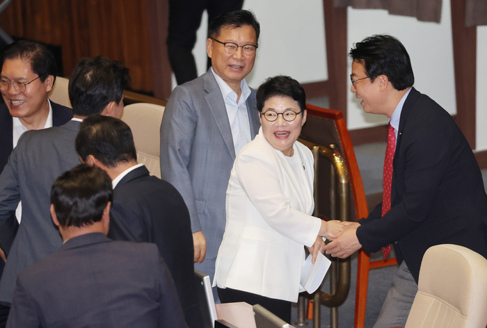 10일 국회 본회의에서 기획재정위원장으로 선출된 국민의힘 임이자 의원이 의원들의 축하를 받고 있다. 연합뉴스