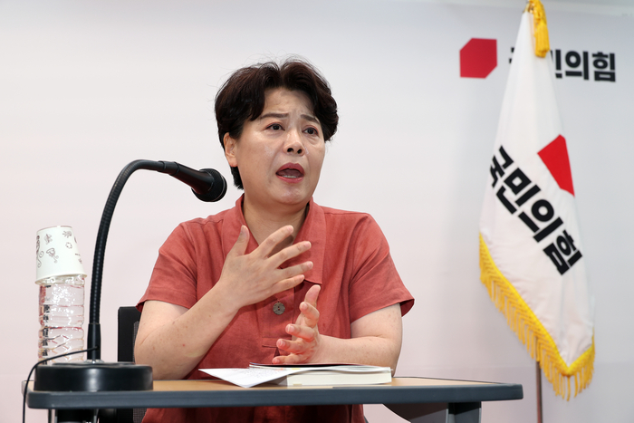 기자간담회하는 윤희숙 혁신위원장
(서울=연합뉴스) 박동주 기자 = 국민의힘 윤희숙 혁신위원장이 13일 서울 여의도 중앙당사에서 기자간담회를 하고 있다. 2025.7.13
pdj6635@yna.co.kr
(끝)
<저작권자(c) 연합뉴스, 무단 전재-재배포, AI 학습 및 활용 금지>