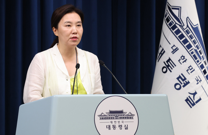 강유정 대변인이 15일 용산 대통령실 기자회견장에서 국무회의 관련 브리핑을 하고 있다.  연합뉴스