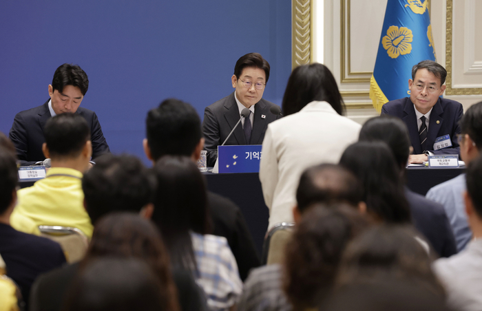 이재명 대통령이 16일 청와대 영빈관에서 '기억과 위로, 치유의 대화' 사회적 참사 유가족과의 간담회를 하고 있다. 왼쪽부터 강훈식 대통령비서실장, 이 대통령, 강희업 국토교통부 2차관. 연합뉴스