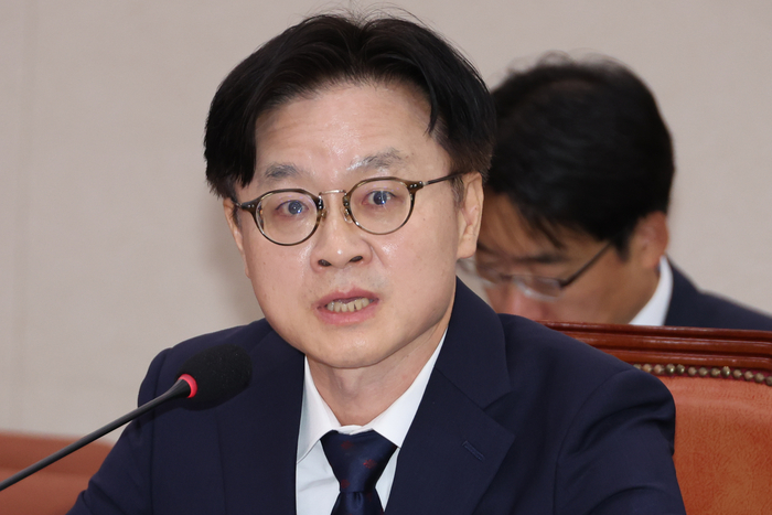 김정관 산업통상자원부 장관 후보자가 17일 국회 산업통상자원중소벤처기업위원회에서 열린 인사청문회에서 위원 질의에 답하고 있다.  연합뉴스