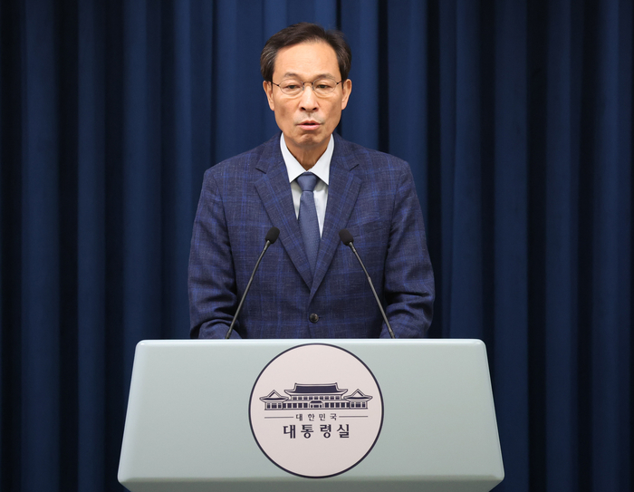 우상호 정무수석이 20일 용산 대통령실에서 장관 인선 관련 브리핑을 하고 있다. 우 수석은 이재명 대통령이 이진숙 교육부 장관 지명을 철회했다고 밝혔다.