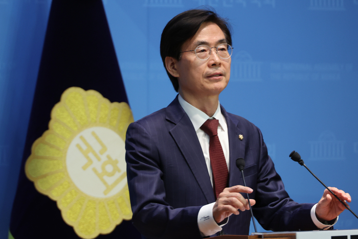 국민의힘 조경태 의원이 21일 서울 여의도 국회 소통관에서 당대표 출마 의사를 밝히는 기자회견을 하고 있다. 연합뉴스