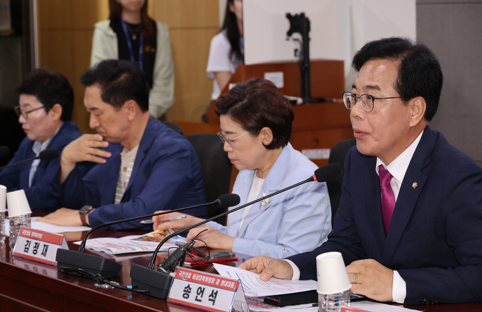 24일 서울 여의도 국회 의원회관에서 열린 '한미 관세협상, 농축산물 시장개방 확대 검토 관련 농민단체 초청 긴급간담회'에서 국민의힘 송언석 비상대책위원장 겸 원내대표가 발언하고 있다. 연합뉴스